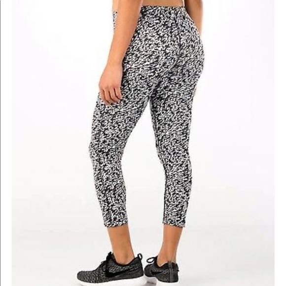 NWT Nike Pronto Essential Cropped Tight Size Small - Picture 8 of 8